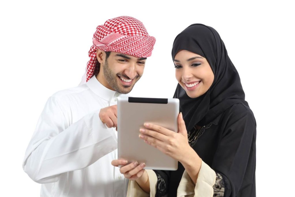 a man and alady learn online together